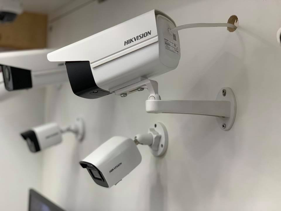 Installer une caméra de surveillance extérieure pour sécuriser une maison au Maroc